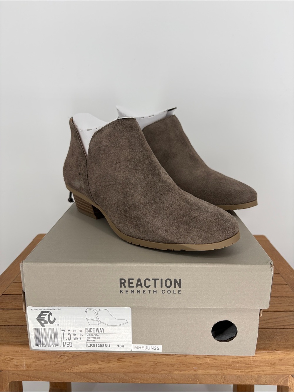 New Kenneth Cole Reaction Side Way Suede Ankle Boots size 7.5